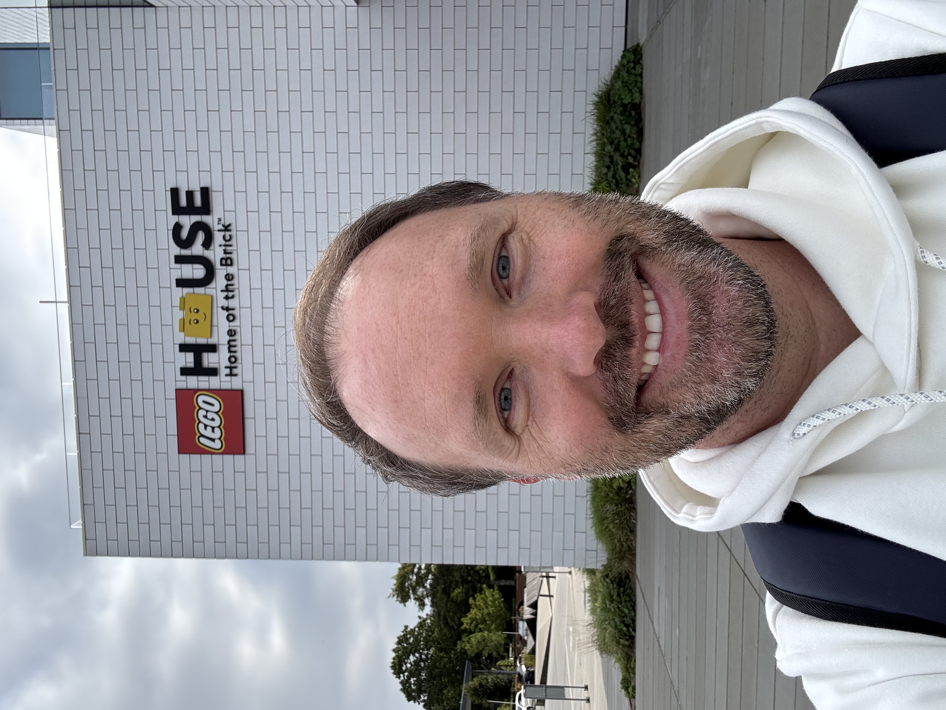 Jens vor dem LEGO House in Billund